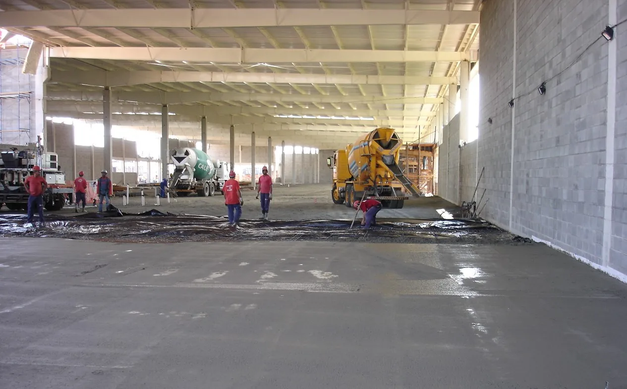 Concretagem de piso em obra da Engedam