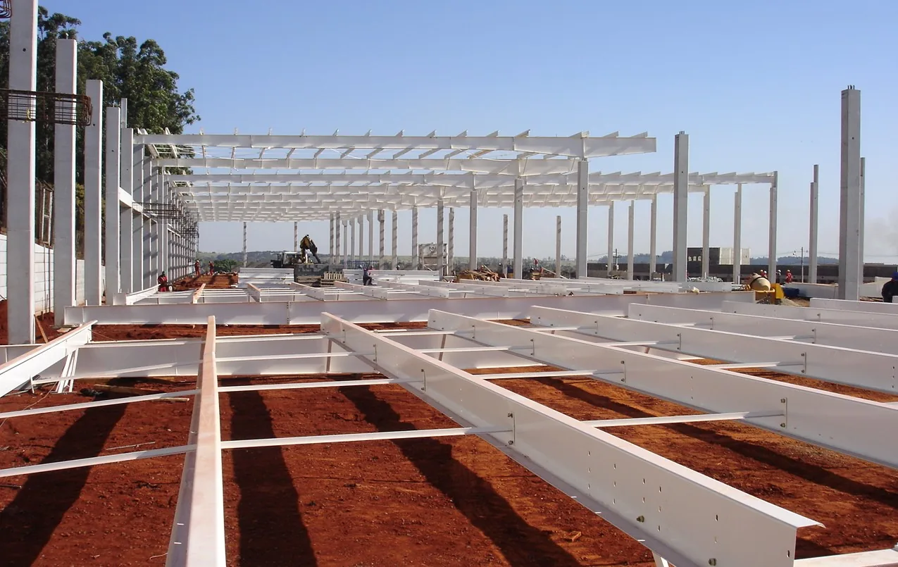 Estrutura metálica e concreto em obra da Engedam