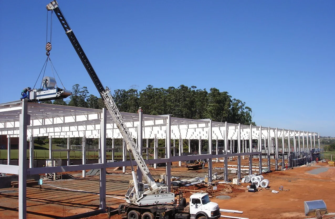 Montagem de estrutura metálica em obra da Engedam
