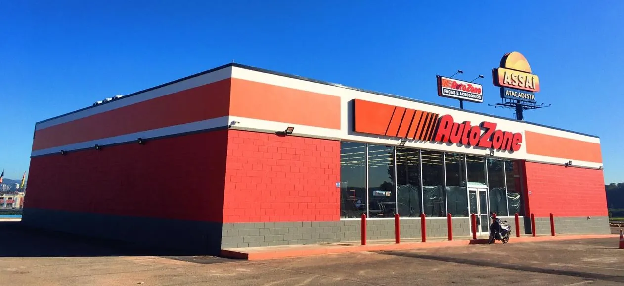 Fachada vermelha da loja AutoZone Carapicuíba concluída