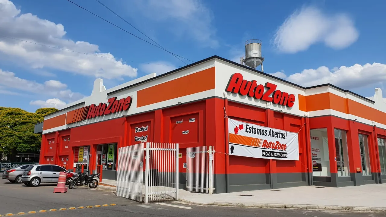 Fachada da loja AutoZone Jundiaí concluída, na esquina