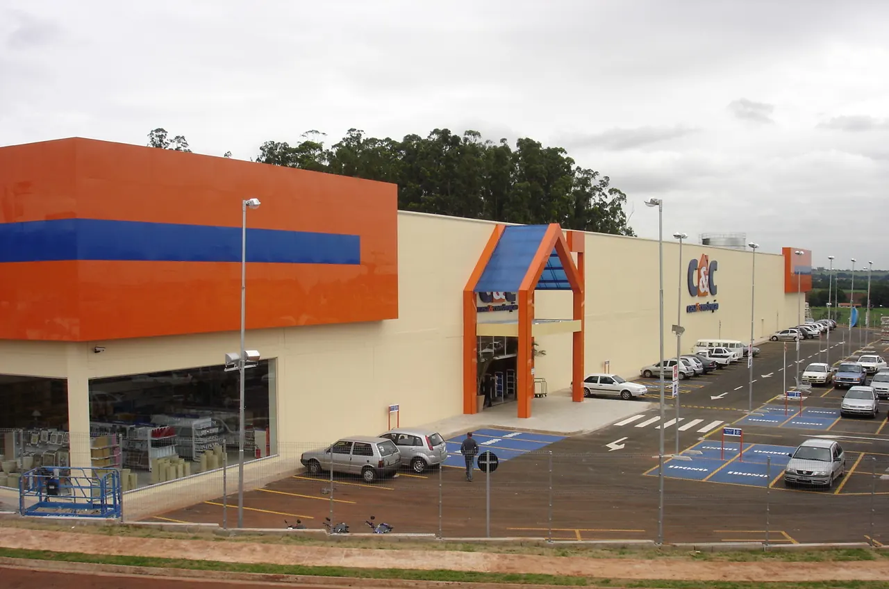 Fachada da loja C&C Dom Pedro concluída, com entrada laranja e estacionamento