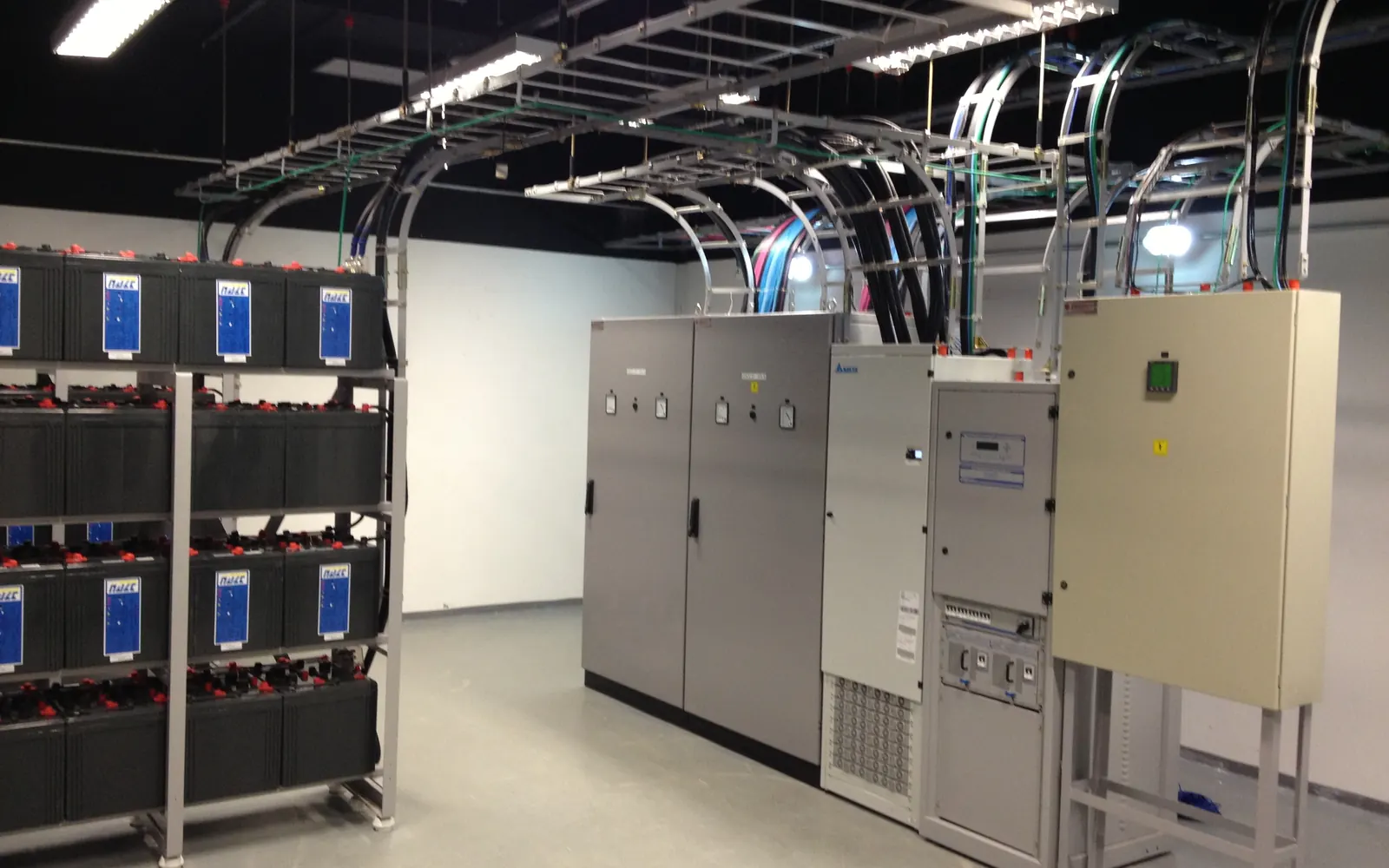 Sala técnica do data center da GVT em Santo Amaro, com bancos de baterias e quadros elétricos