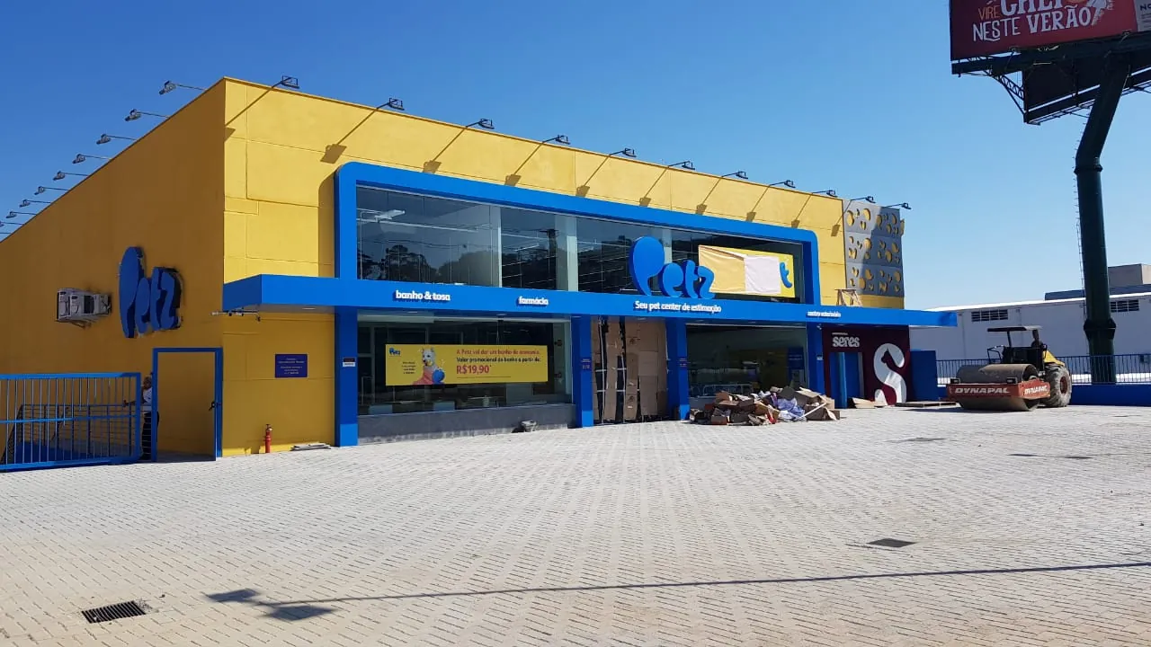 Fachada amarela e azul da loja Petz Continente concluída