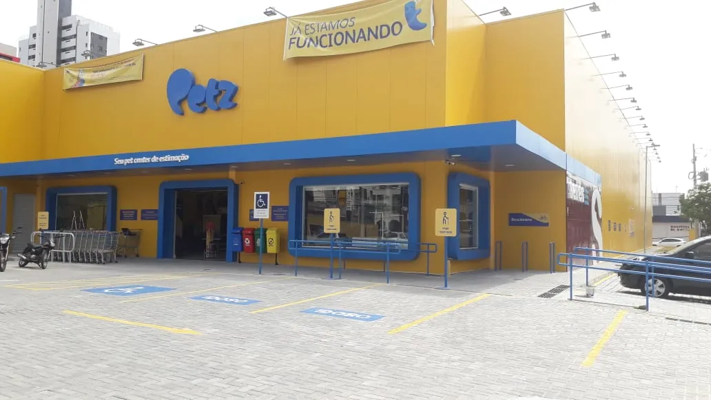 Fachada da loja Petz Natal concluída, com estacionamento à frente