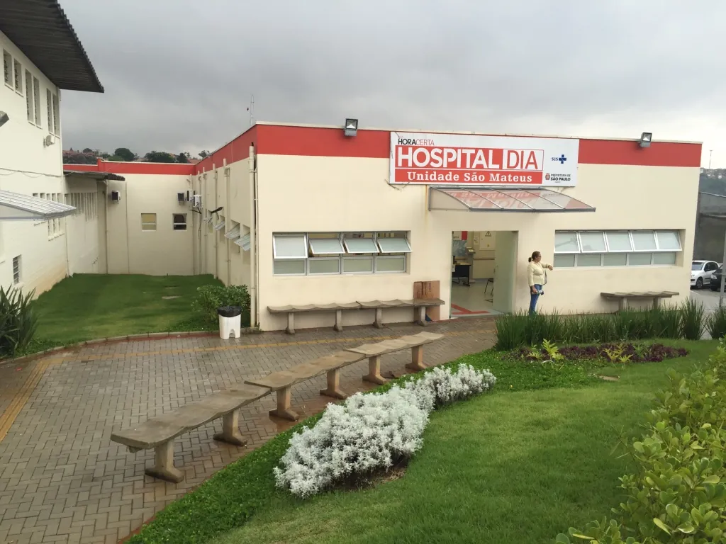 Fachada do Hospital Dia SPDM Tietê com jardim e bancos