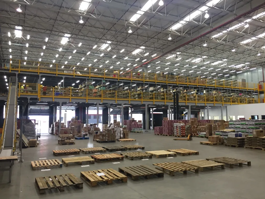 Galpão do centro de distribuição Staples na Raposo Tavares com mezanino e paletes