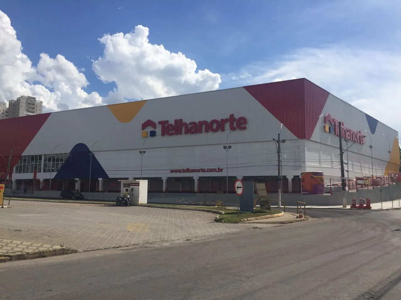 Fachada da loja Telhanorte Taubaté concluída