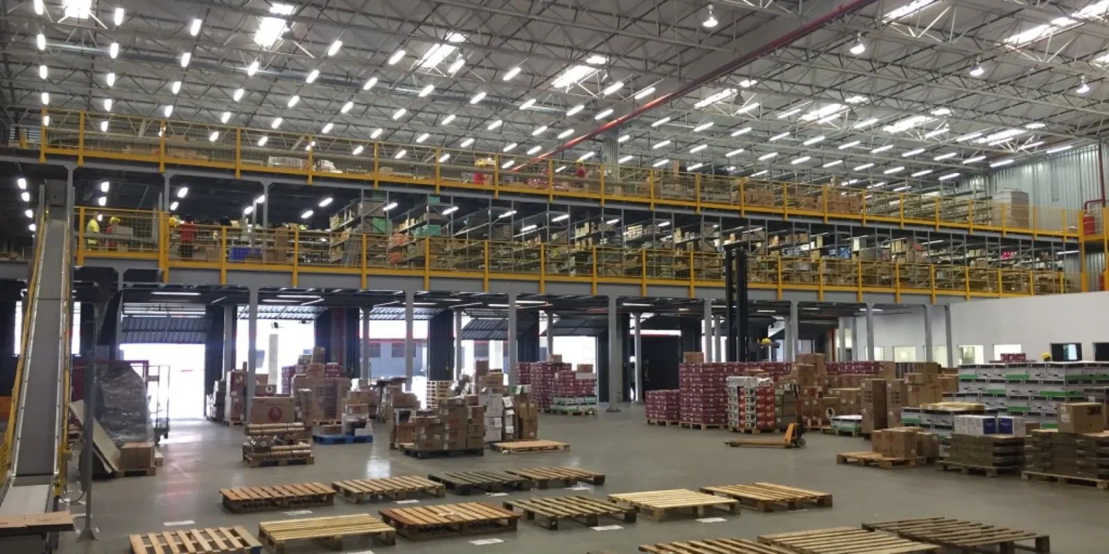 Centro de distribuição Staples na Raposo Tavares com mezanino metálico amarelo e área de paletes