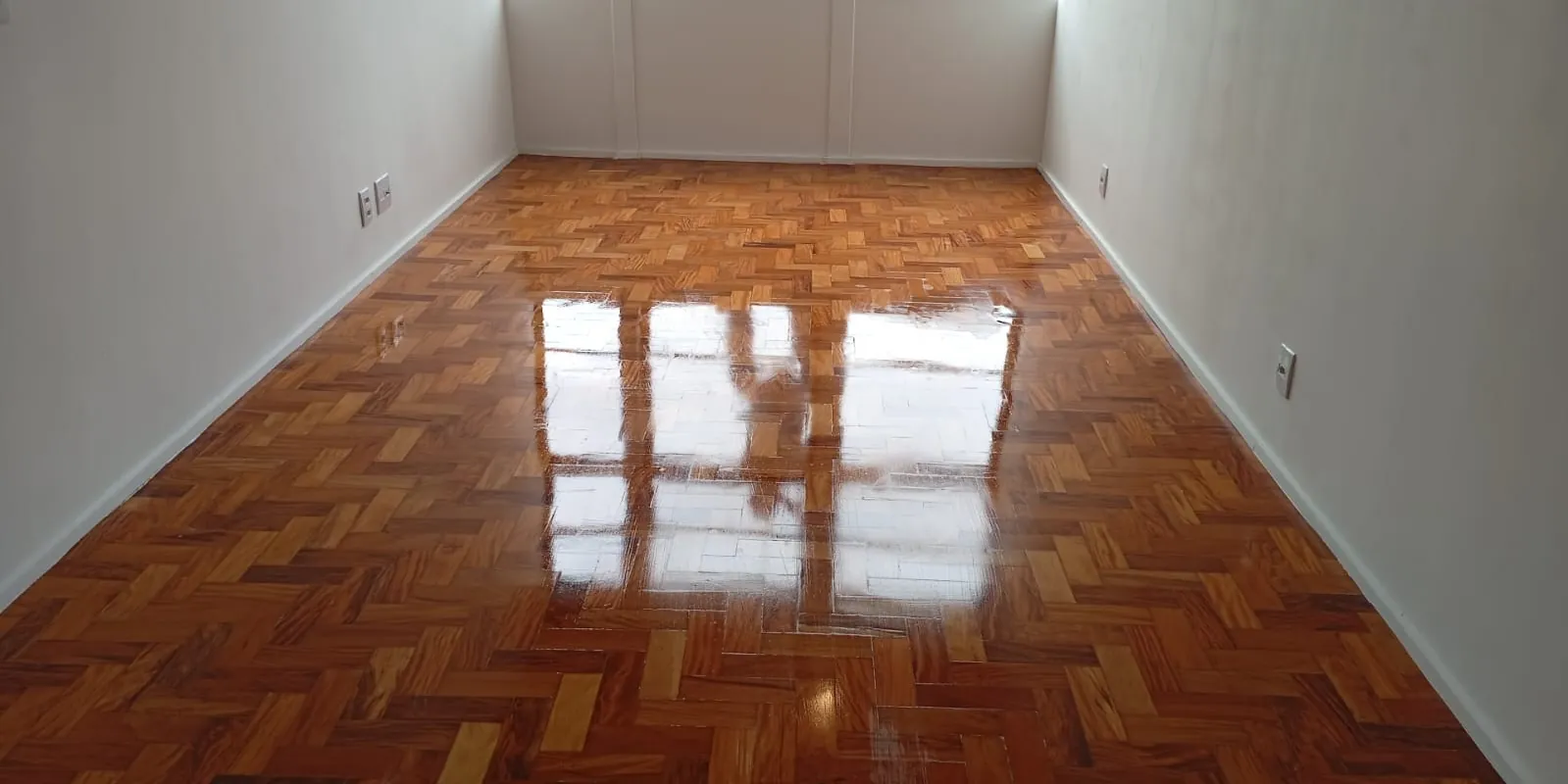 Apartamento retrofitado no Edifício Dona Marcha, com piso de taco em espinha de peixe recém-envernizado